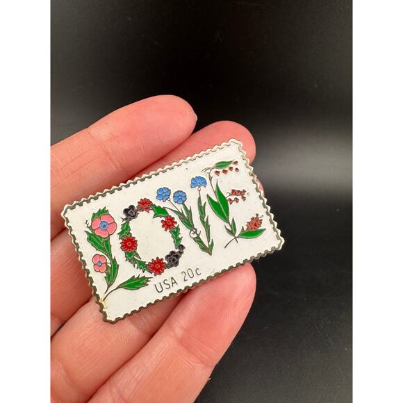 1982 "LOVE" Postal Stamp Enamel Pin - Picture 5 of 5